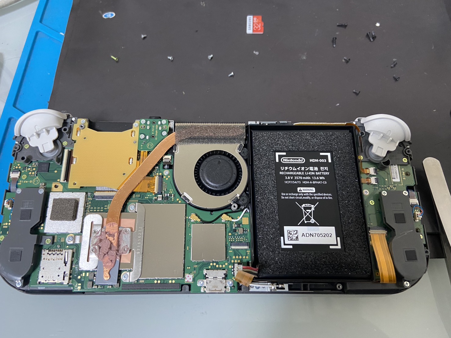 分解したゲーム機の基板とコネクタ部の作業写真