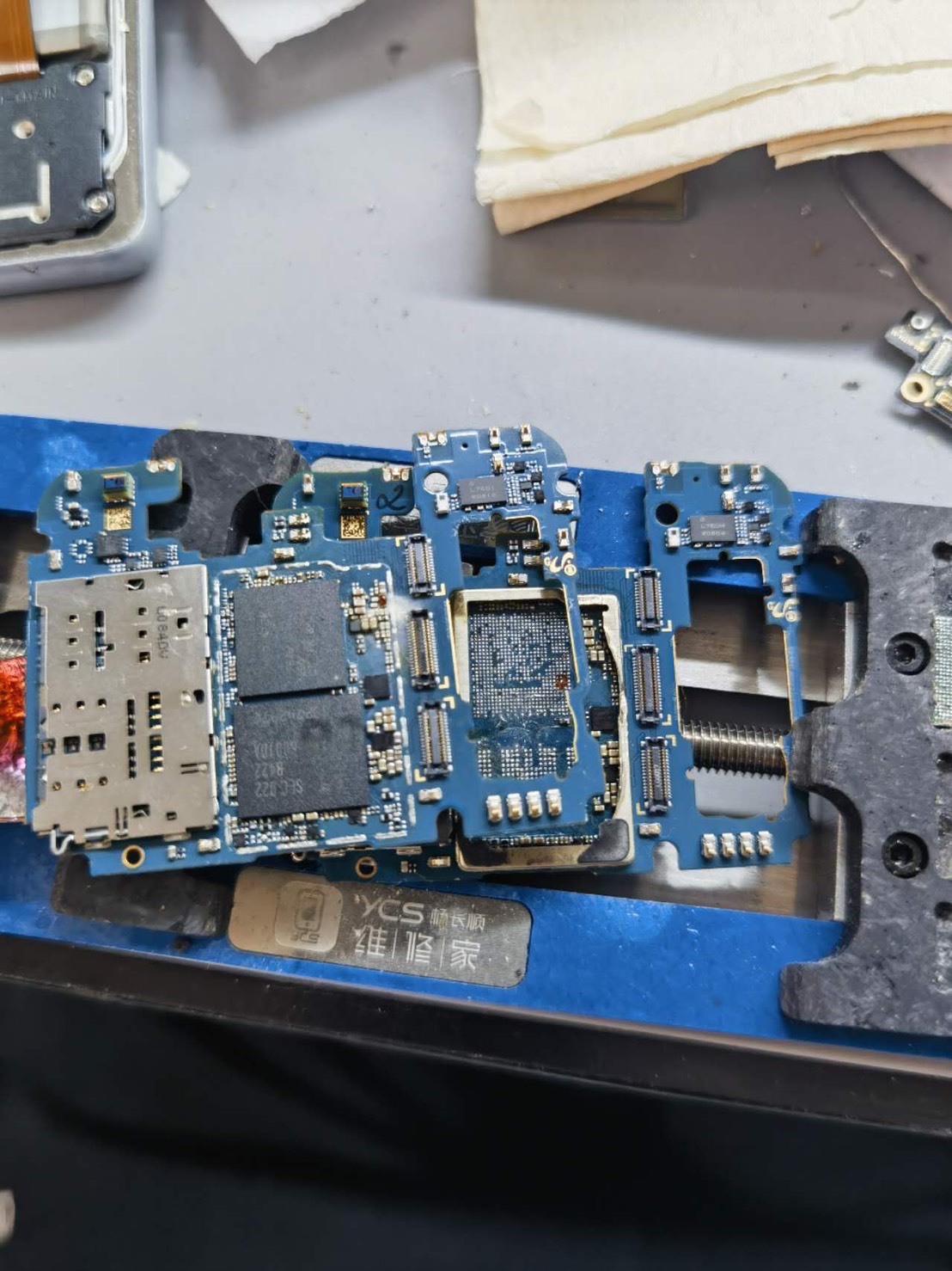 Pixel 8a の基板修理作業（当店の実作業写真）