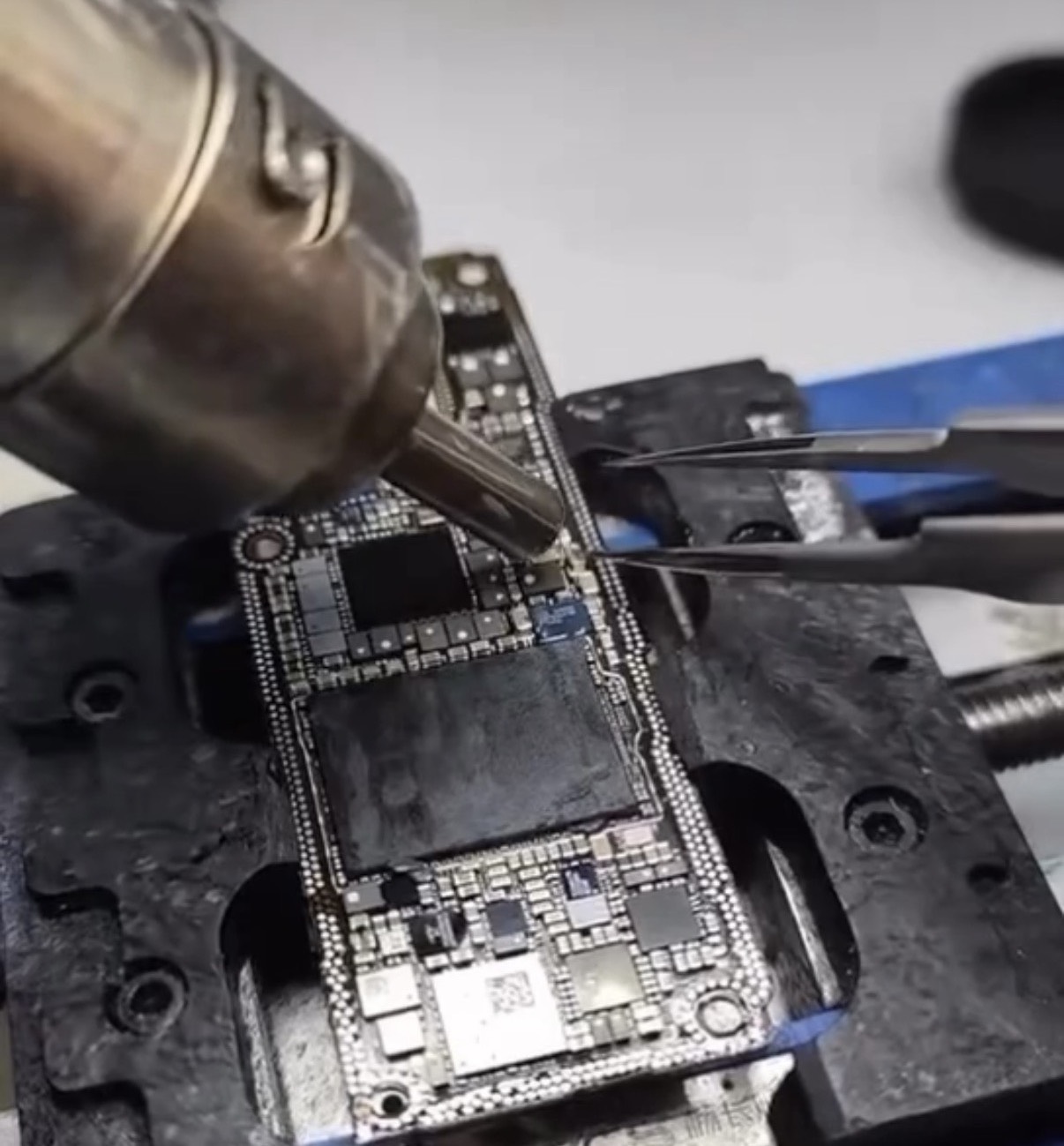 iPad（第9世代） の基板修理作業（当店の実作業写真）