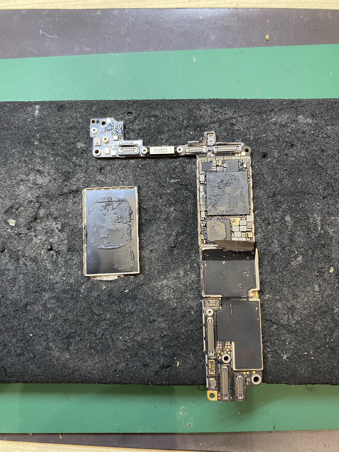 広範囲が焼損して修理不可となったiPhoneの基板の写真
