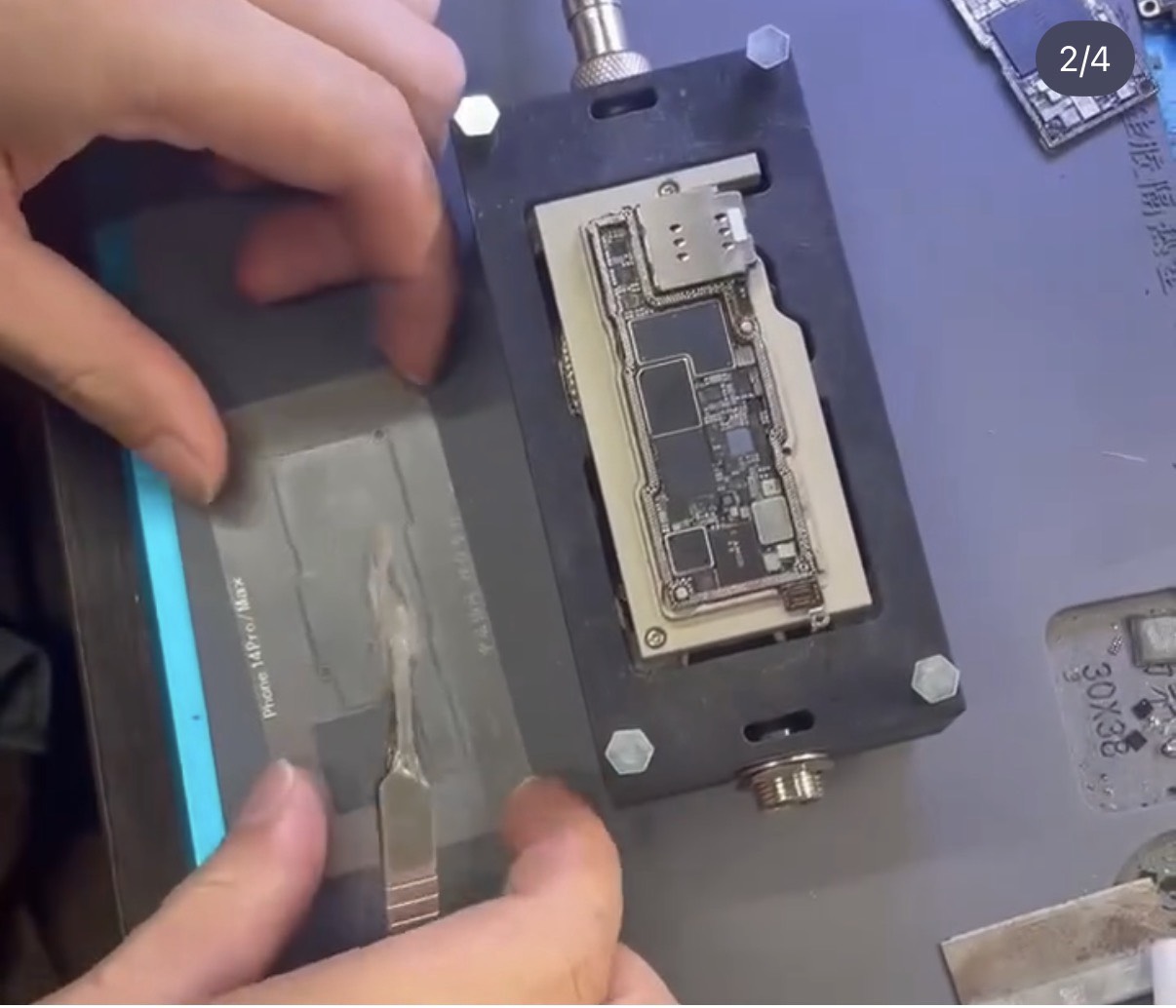 iPhone 14 Pro Max の基板修理作業の様子（当店実作業）